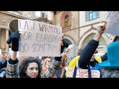 Centinaia di persone in piazza Mercanti a Milano a sostegno di Zelenski, ucraini in lacrime