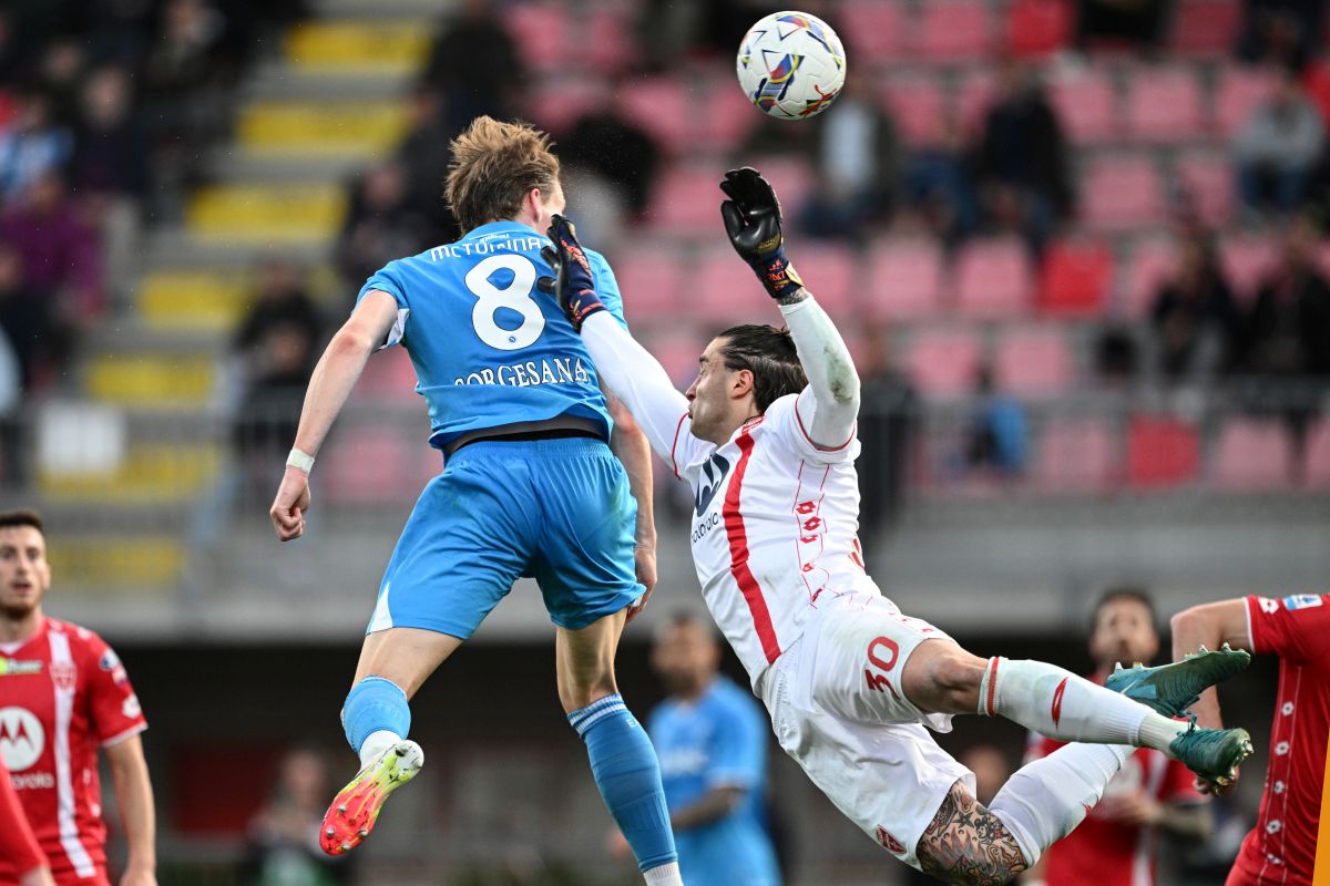 Il Napoli fatica ma batte il Monza, agganciata l’Inter