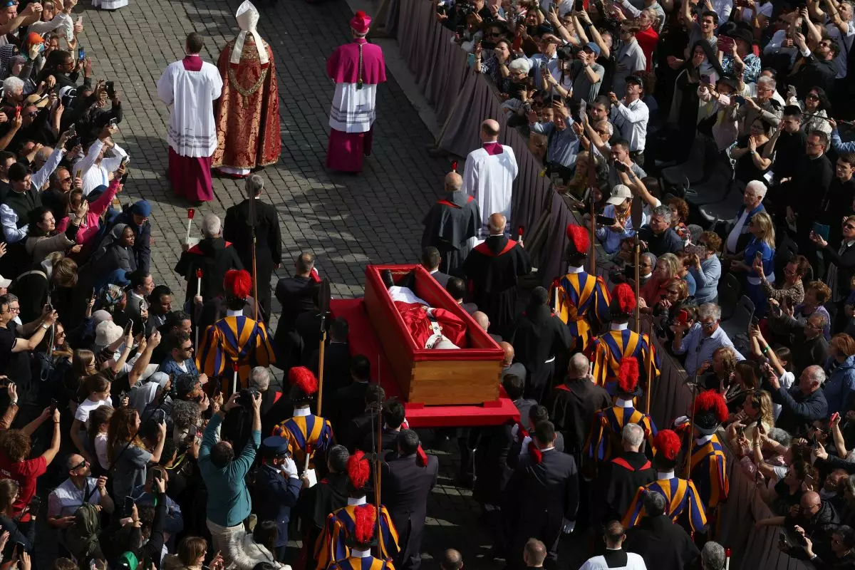Papa, il feretro nella Basilica di San Pietro
