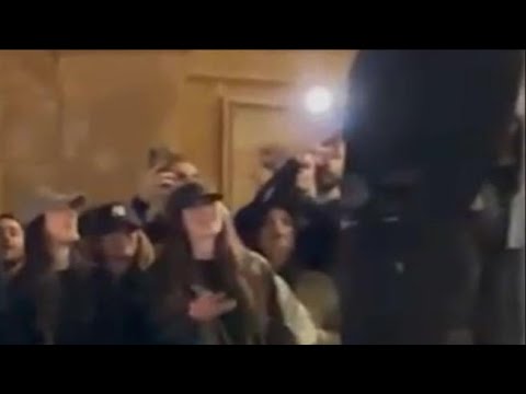 Achille Lauro canta Incoscienti giovani nel concerto a sorpresa a Piazza di Spagna