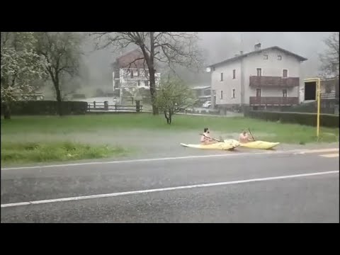 Valsesia, due residenti in canoa a bordo strada sotto la pioggia torrenziale: il video è esilarante