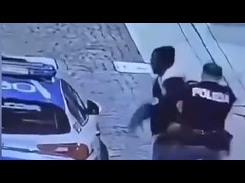 Brescia, colpisce con un pugno la volante della polizia: l’agente lo atterra con una sgambetto