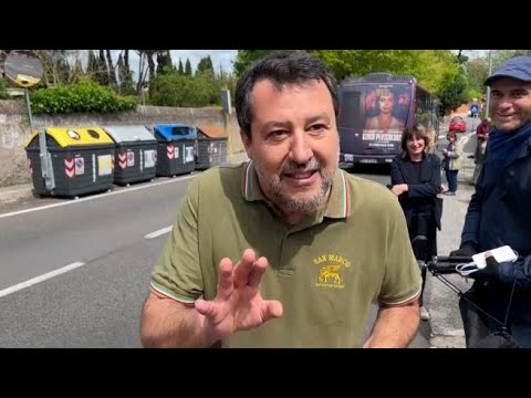 A Roma i negoziati Usa-Iran, Salvini passa per caso davanti ai cronisti: «Faccio solo la spesa»