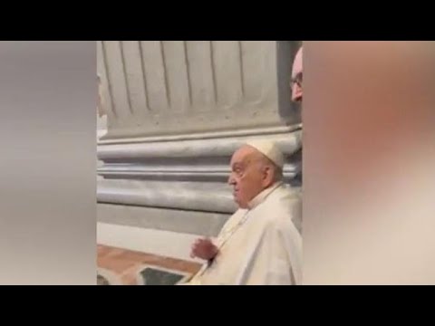 Papa Francesco a sorpresa in San Pietro prima della Veglia pasquale: lo stupore dei fedeli