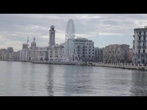 Bari, distesa di alghe sul lungomare