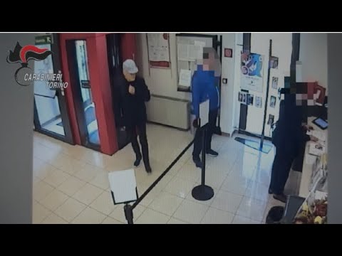 La banda dei siciliani in trasferta a Moncalieri. Le immagini del colpo in banca