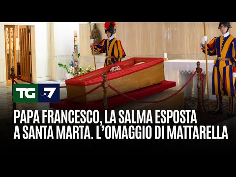 Papa Francesco, la salma esposta a Santa Marta. L’omaggio di Mattarella