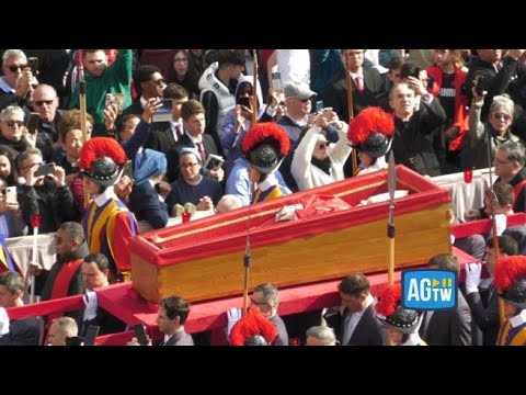 La salma di Papa Francesco fa ingresso nella Basilica di San Pietro: le immagini dall’alto