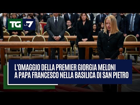 L’omaggio della premier Giorgia Meloni a Papa Francesco nella Basilica di San Pietro