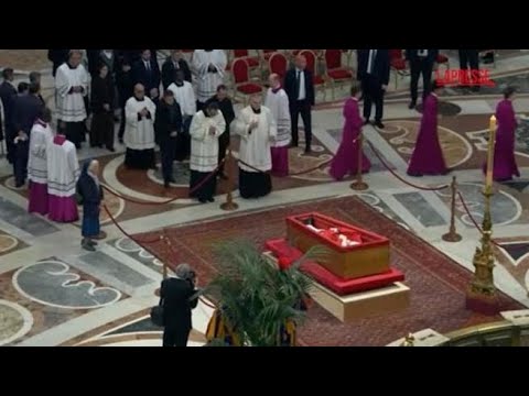 La commozione di Suor Genevieve, amica di Papa Francesco, immobile davanti al feretro