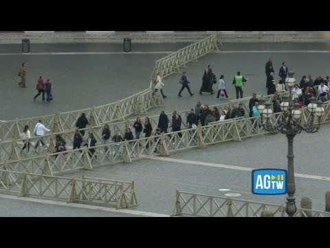 Ecco i primi fedeli accorsi in Vaticano per rendere omaggio alla salma di Papa Francesco 