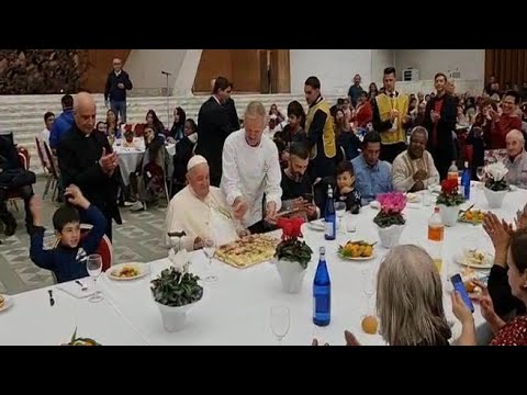 Papa Francesco e il taglio della torta insieme ai più bisognosi