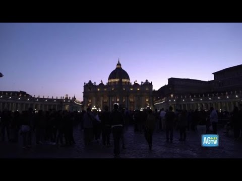 L’instancabile popolo di Bergoglio in coda fino a tarda sera: «Vogliamo dirgli grazie, lo merita»