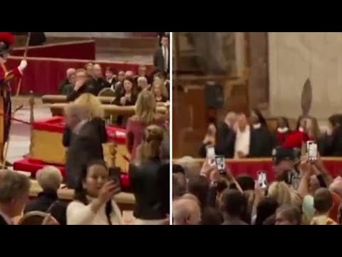 Il gesto che indigna i fedeli: i selfie nella basilica di San Pietro con la salma di Papa Francesco