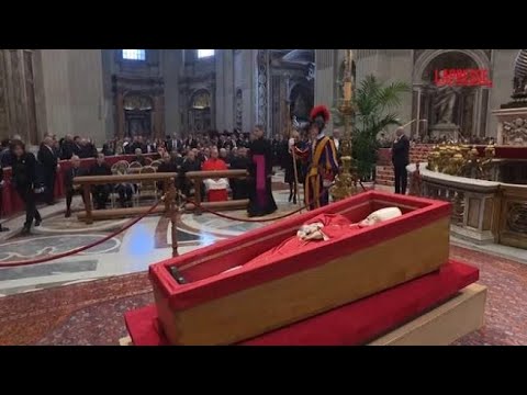 L’omaggio di Macron e sua moglie Brigitte a Papa Francesco