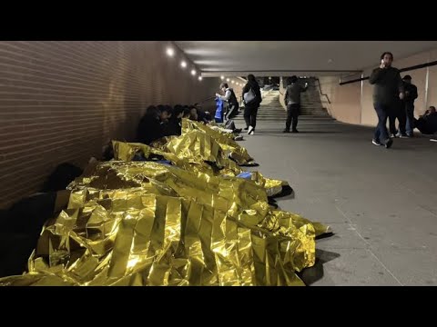 La veglia notturna, i ragazzi accampati nel tunnel e «gli ultimi» che non vogliono andarsene