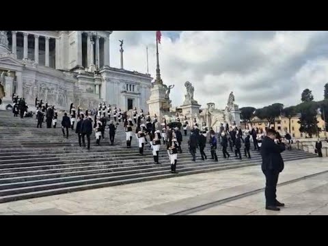 25 aprile, il presidente Mattarella all’Altare della Patria depone una corona d’alloro