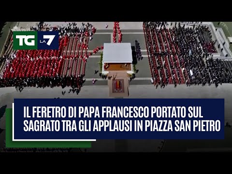 Il feretro di Papa Francesco portato sul sagrato tra gli applausi in piazza San Pietro