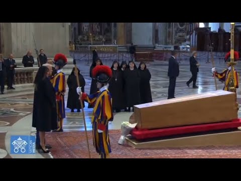 Trump omaggia il feretro di Papa Francesco: Melania con il capo coperto da una veletta nera a lutto