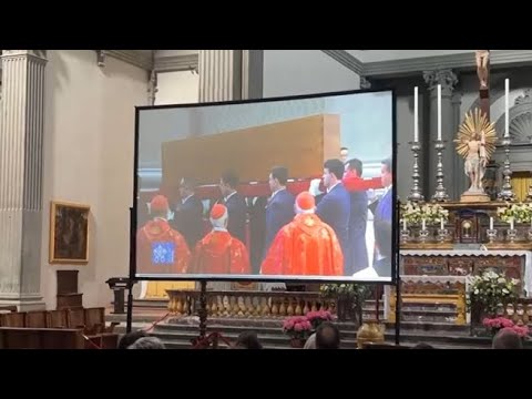 Firenze, tanti fedeli nella basilica di San Lorenzo per l’ultimo saluto a Papa Francesco