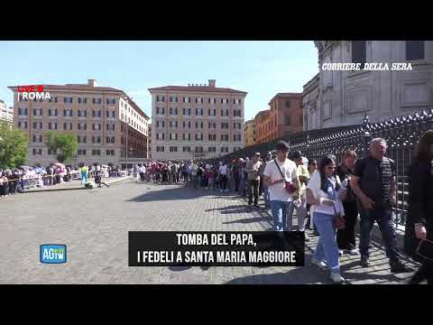 Fedeli in visita alla tomba del Papa