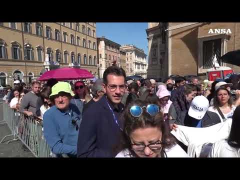Papa Francesco, canti tra i fedeli prima di entrare a S. Maria Maggiore
