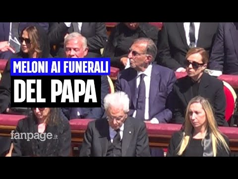 La doppia entrata, le smorfie di La Russa e la “rincorsa” a Trump: Meloni ai funerali del Papa
