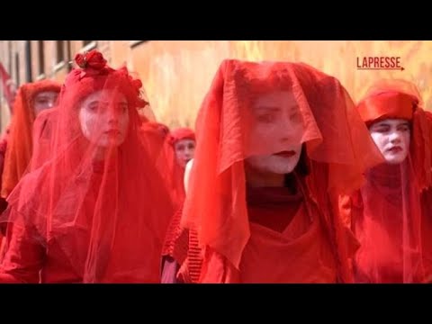 Rebel Parade a Roma: ecco il video del corteo colorato e chiassoso degli attivisti per il clima