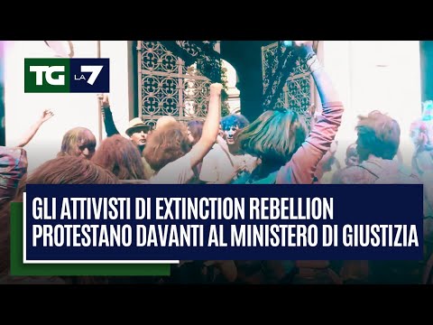 Gli attivisti di Extinction Rebellion protestano davanti al ministero dI giustizia
