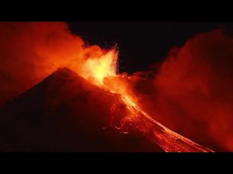 La nuova eruzione dell’Etna: le immagini notturne sono spettacolari