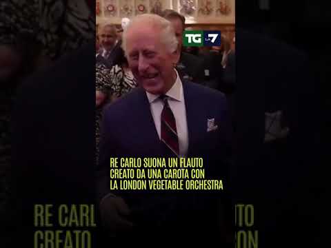 Re #Carlo suona un flauto creato da una carota con la London Vegetable Orchestra