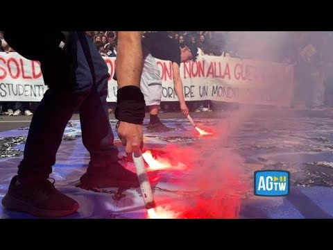 Il corteo degli studenti a Roma: cori contro il riarmo, bruciata la bandiera europea
