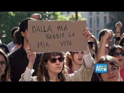 Studenti in piazza a Milano contro la violenza sulle donne