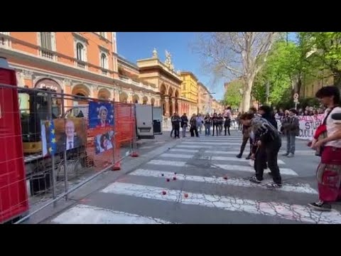 Il corteo degli studenti: lancio di pomodori alle foto di von der Leyen, Valditara e Bernini