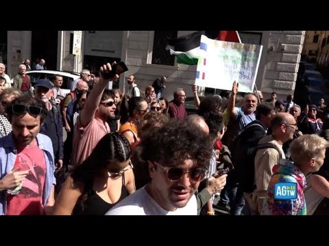 «Vendi la Tesla», il coro nei confronti di Fratoianni durante il corteo M5S, lui fa finta di niente