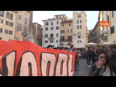 Manifestazione contro il Ddl Sicurezza a Roma, scontri con la polizia in piazza del Pantheon