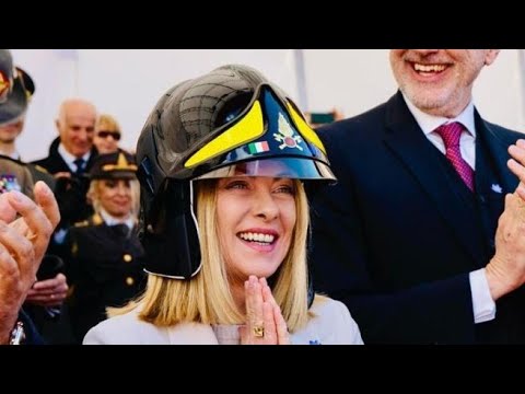 Giorgia Meloni col casco da pompiere a L’Aquila al giuramento degli allievi vigili del fuoco