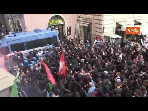 Bonelli tenta di placare gli scontri tra manifestanti e polizia al corteo contro Dl Sicurezza a…