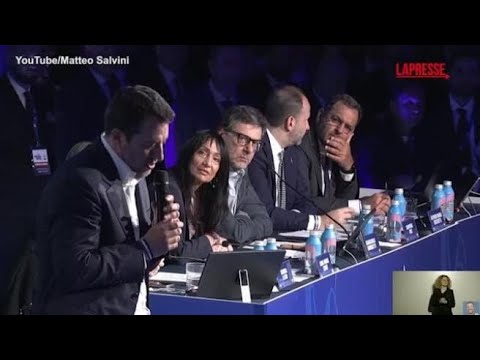 Salvini consegna la tessera della Lega a Vannacci