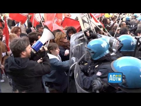 Tensione a Bologna, incidenti tra manifestanti e polizia al corteo contro il riarmo