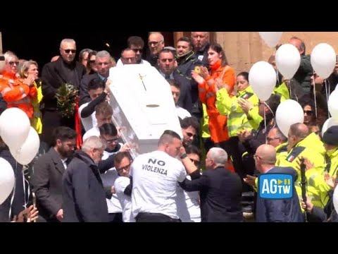 Misilmeri, il feretro di Sara Campanella lascia la chiesa tra gli applausi