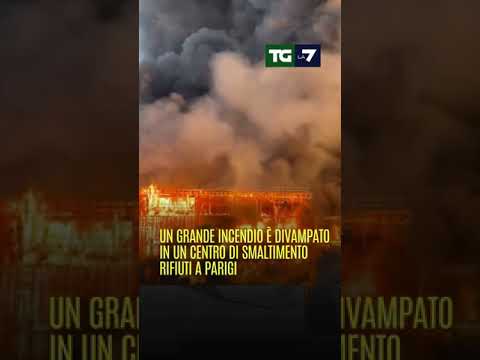 Un grande incendio è divampato in un centro di smaltimento rifiuti a #Parigi