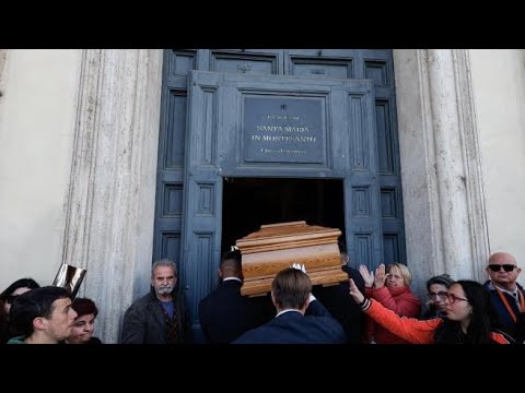 Funerali di Antonello Fassari a Roma, l’arrivo del feretro tra gli applausi della folla