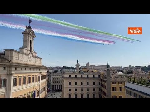 Re Carlo III d’Inghilterra a Roma, le Frecce Tricolori e le Red Arrows inglesi sorvolano la…