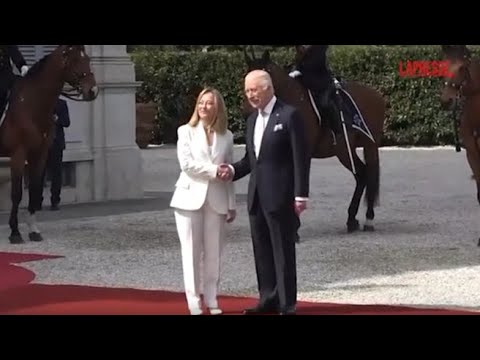 Re Carlo accolto da Giorgia Meloni a Villa Doria Pamphilj