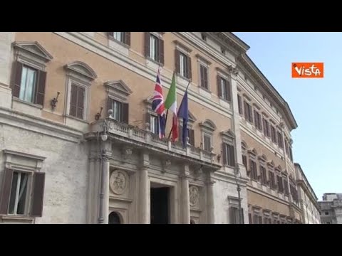 La Union Jack, bandiera del Regno Unito, sulla facciata di Montecitorio per l’arrivo di Re Carlo III