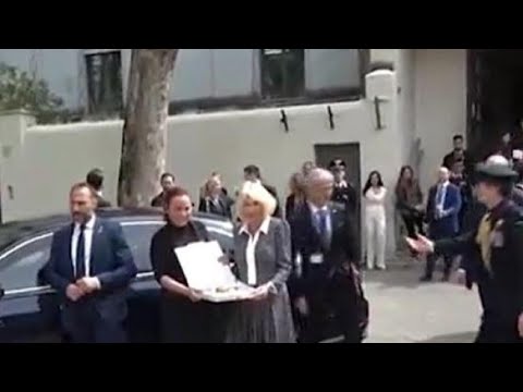 Una pizza in regalo alla regina Camilla dopo la visita in una scuola di Roma