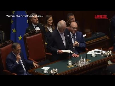 Re Carlo parla in italiano alla Camera: «Spero di non rovinare la lingua di Dante»