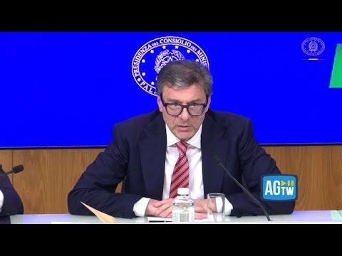 Giorgetti: «Possibili circostanze peggiorative per la crescita, dimezzate le stime al +0,6%»