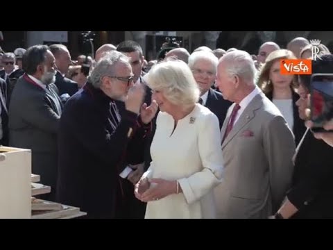 Carlo assaggia l’olio, Camilla fa la pasta fresca, poi «Romagna mia» in piazza: i reali a Ravenna